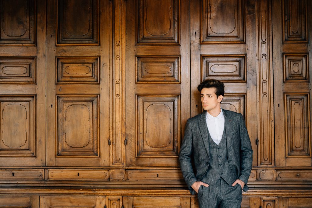 Bräutigam lehnt sich an Wand, Hochzeitsplanung Svenja Trierweiler, Trier, Bitburg, Echternach