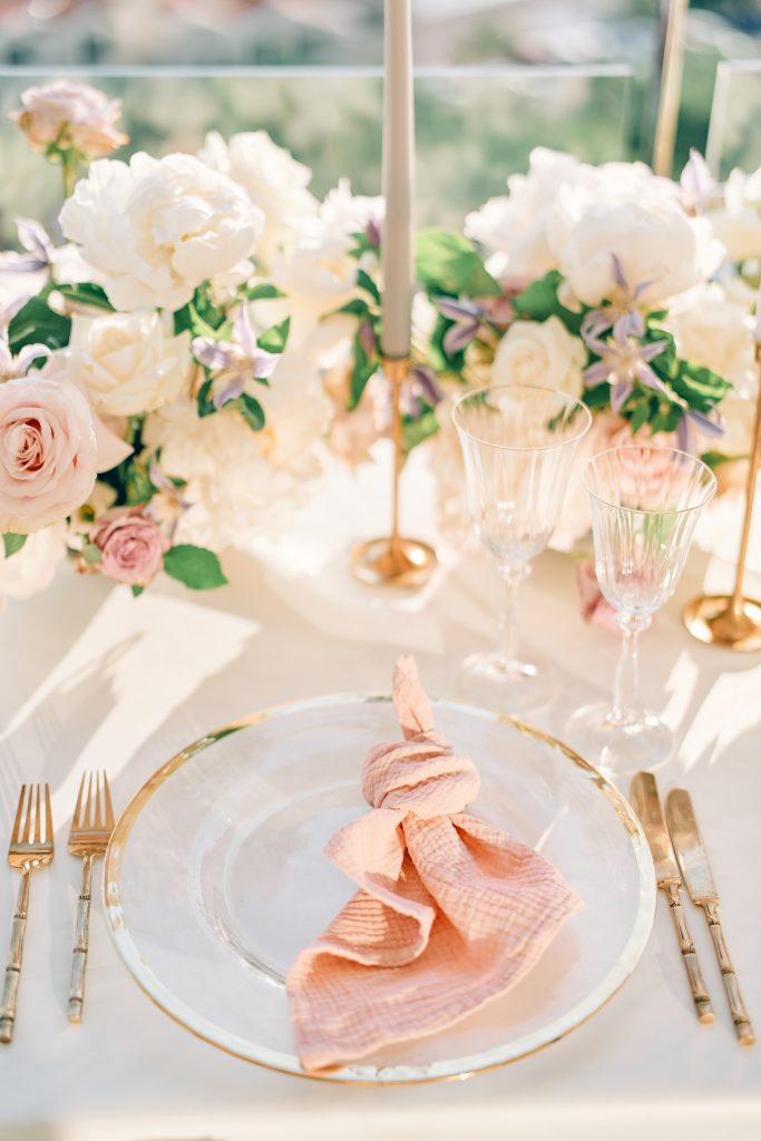 Fine Art Hochzeit statt Bohohochzeit. Tischdekoration